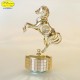 CAVALLO RAMPANTE SU BASE GIREVOLE MUSICALE GOLD - Cm. 12 x 8 - Elementi SWAROVSKI